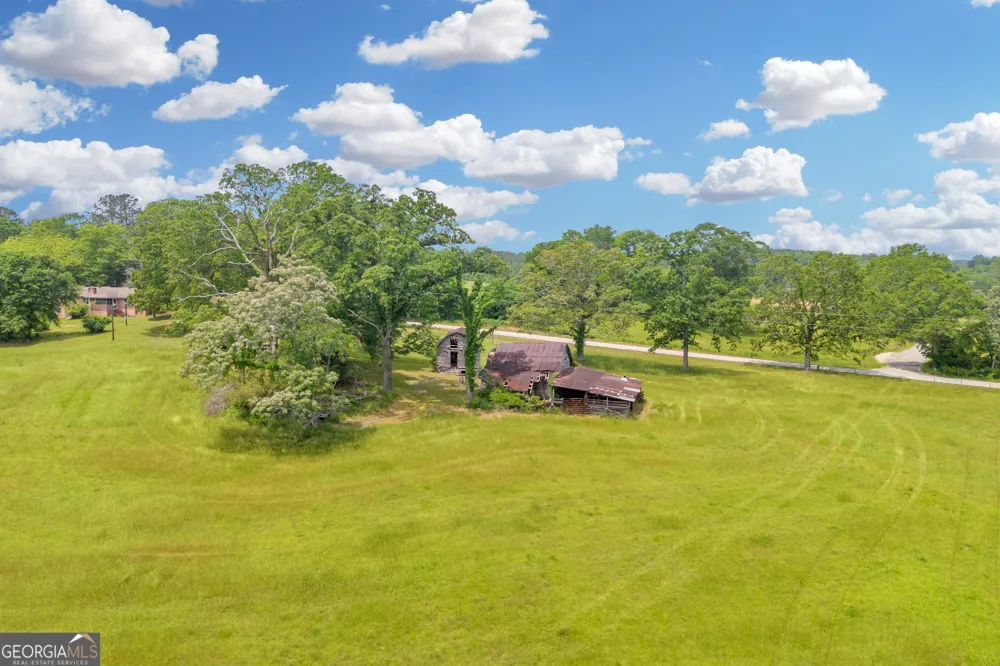 586 Covered Bridge RD Hoschton, GA 30548