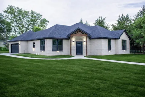 2212 Lakeshore Lane