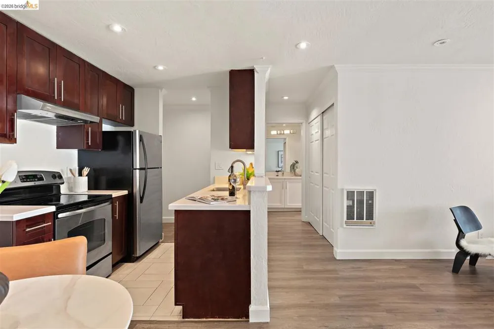 567 Oakland Ave #206 Oakland, CA 94611