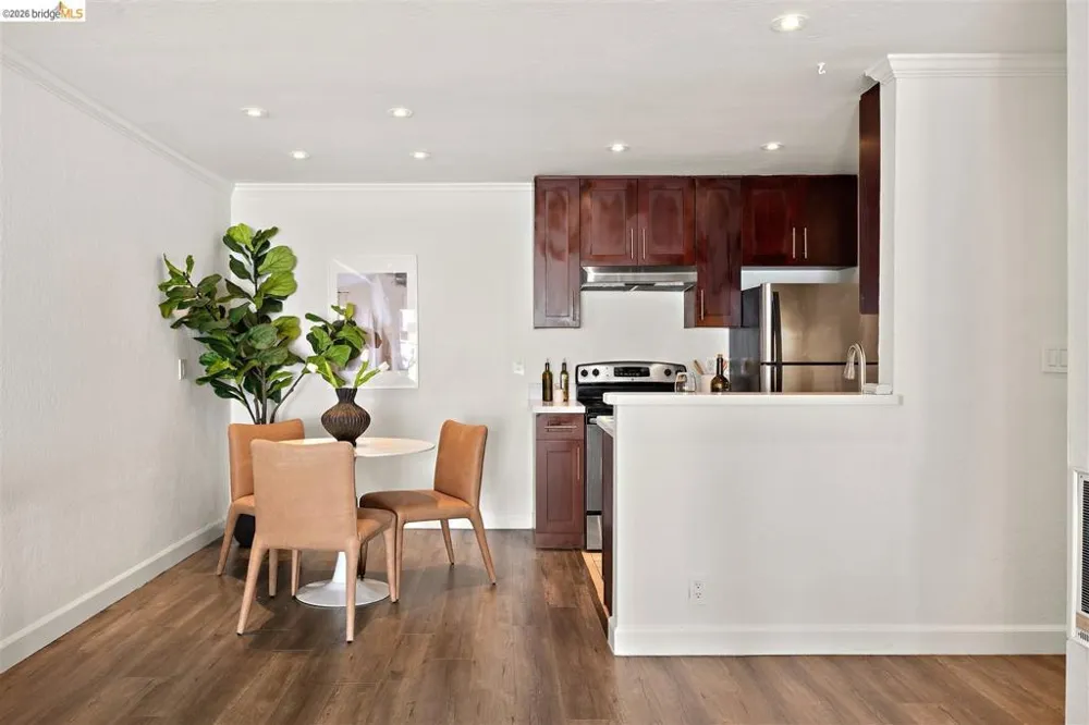 567 Oakland Ave #206 Oakland, CA 94611