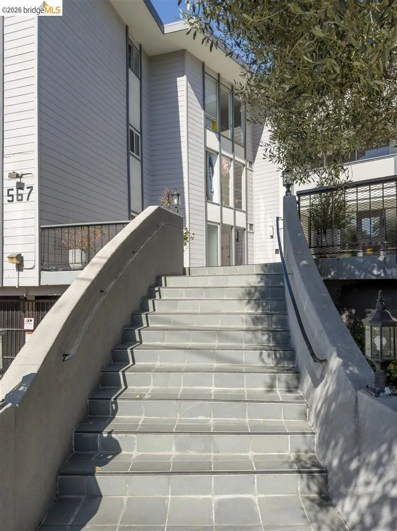 567 Oakland Ave #206 Oakland, CA 94611