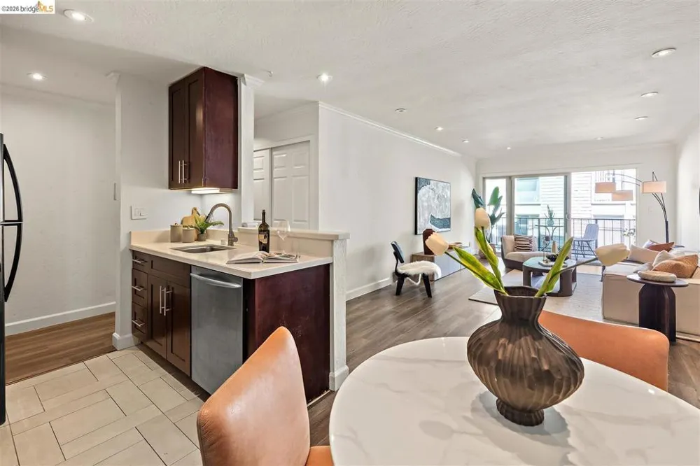 567 Oakland Ave #206 Oakland, CA 94611
