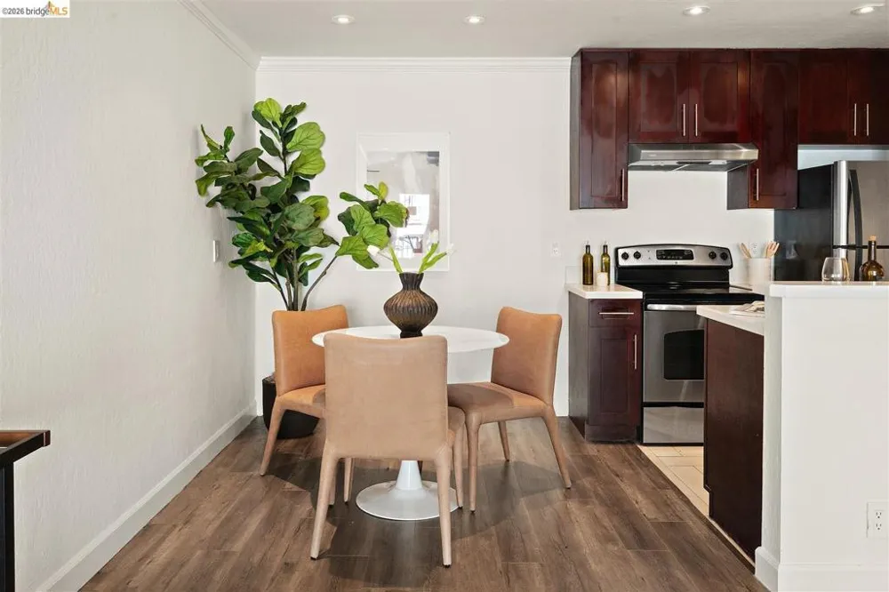 567 Oakland Ave #206 Oakland, CA 94611
