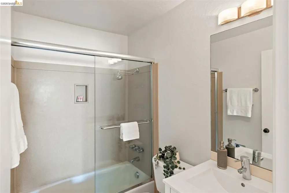 567 Oakland Ave #206 Oakland, CA 94611