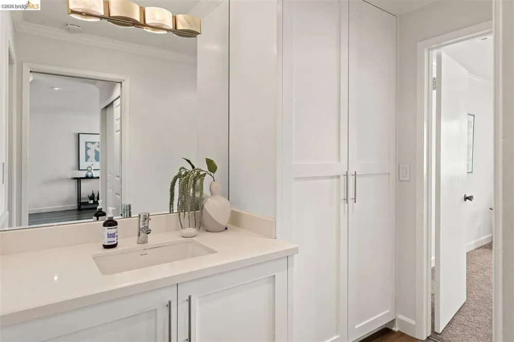 567 Oakland Ave #206 Oakland, CA 94611