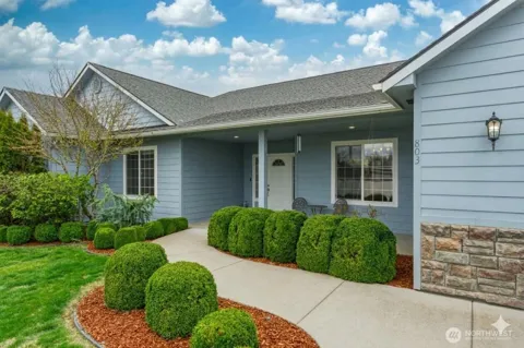 803 SE Vintage Way