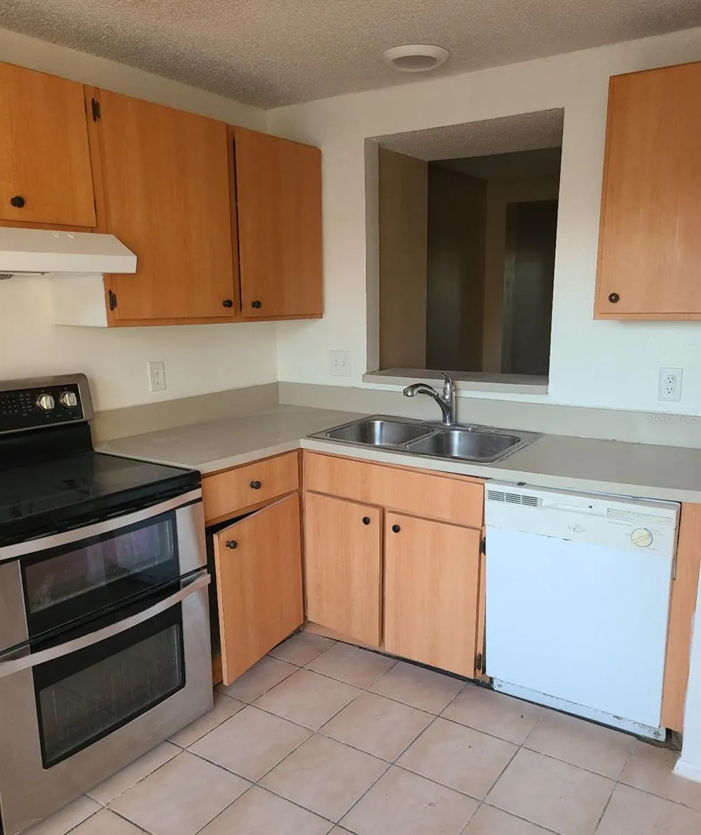 4916 SILVER OAKS VLG #E Orlando, FL 32808