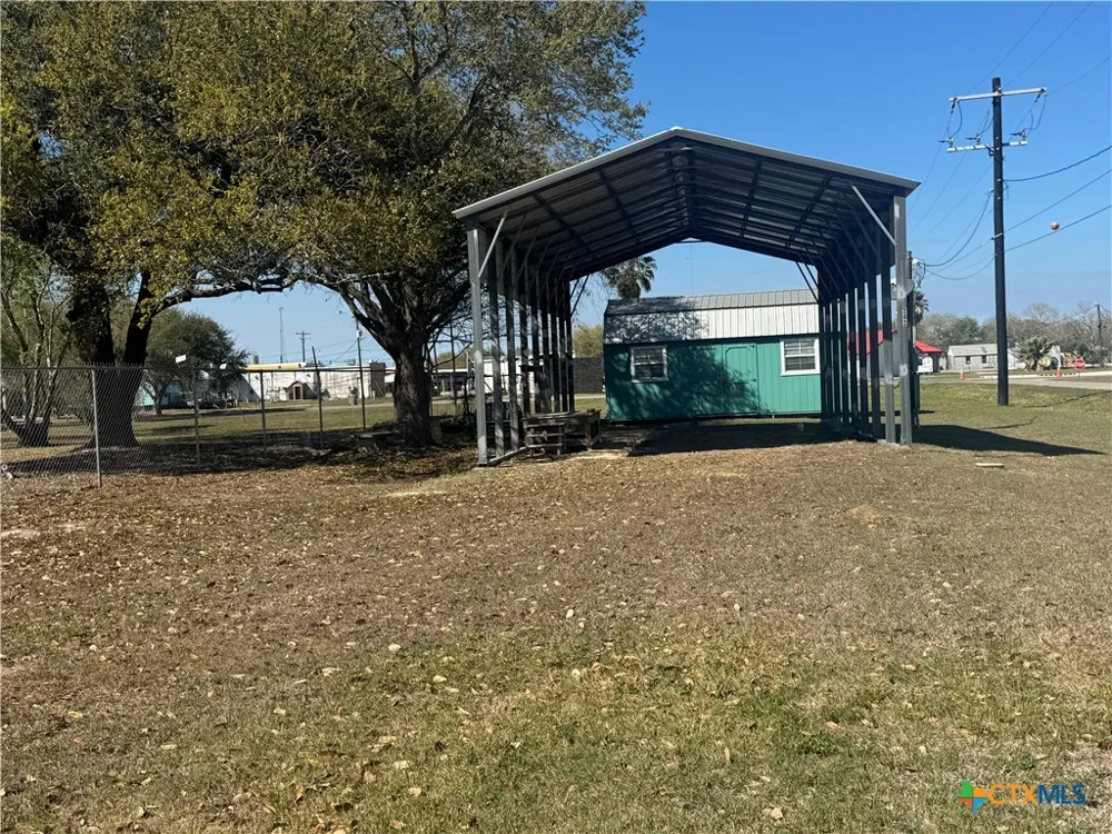 202 W Cleveland Avenue Seadrift, TX 77983