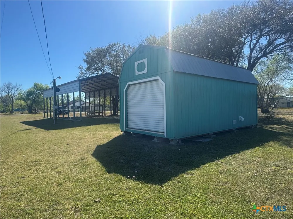 202 W Cleveland Avenue Seadrift, TX 77983