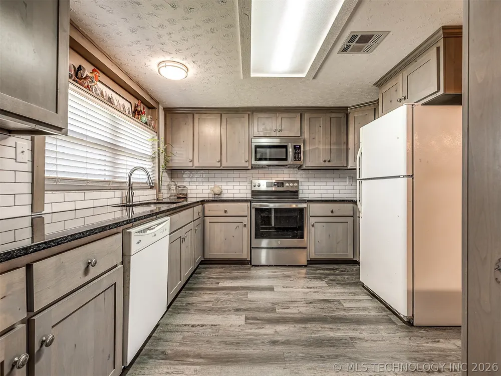 32033 E 695 WAY Wagoner, OK 74467