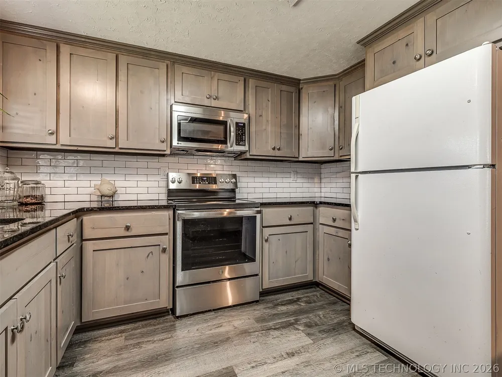 32033 E 695 WAY Wagoner, OK 74467