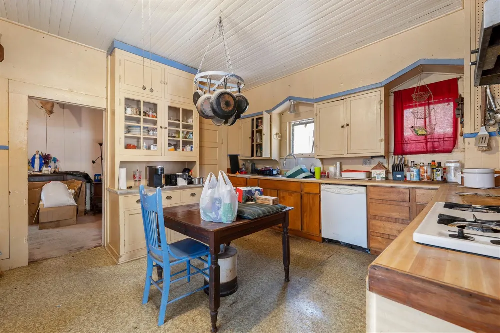 42 S Old Spanish Trail Uhland, TX 78640