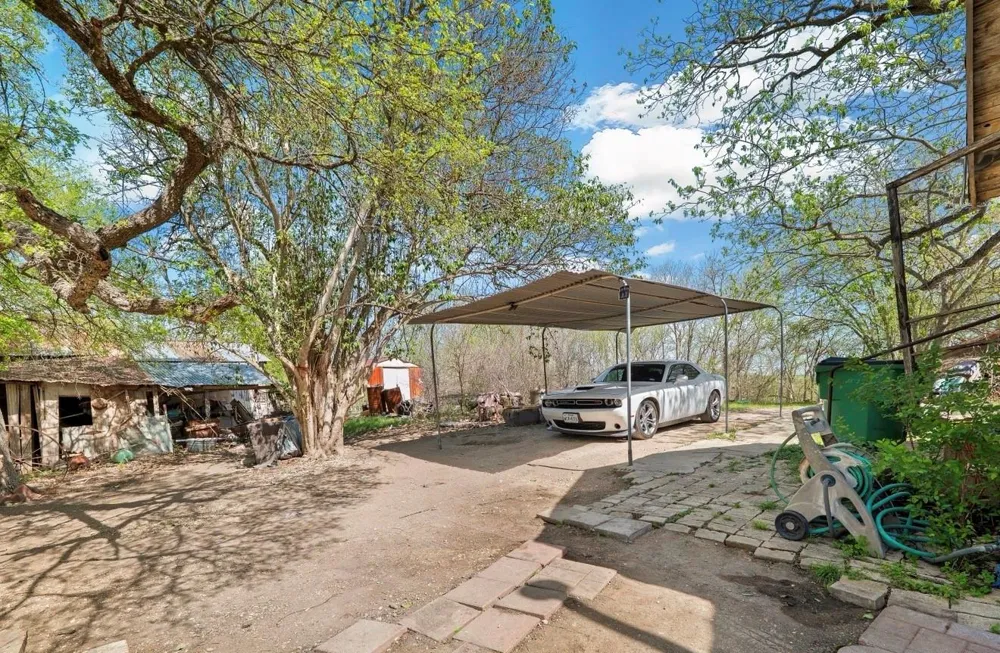 42 S Old Spanish Trail Uhland, TX 78640