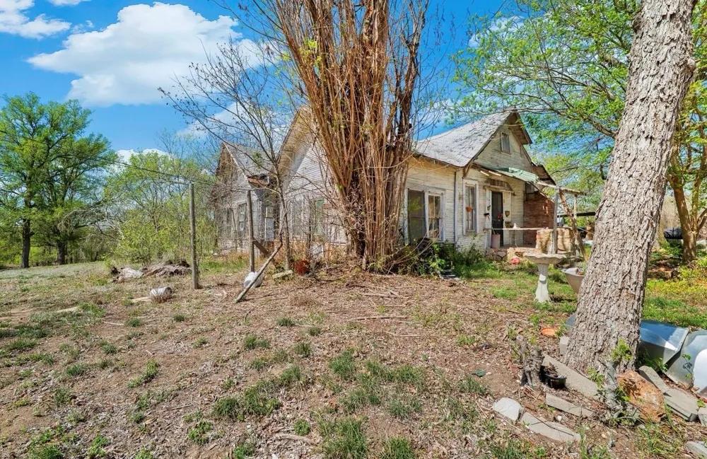 42 S Old Spanish Trail Uhland, TX 78640