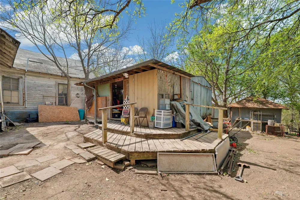 42 S Old Spanish Trail Uhland, TX 78640
