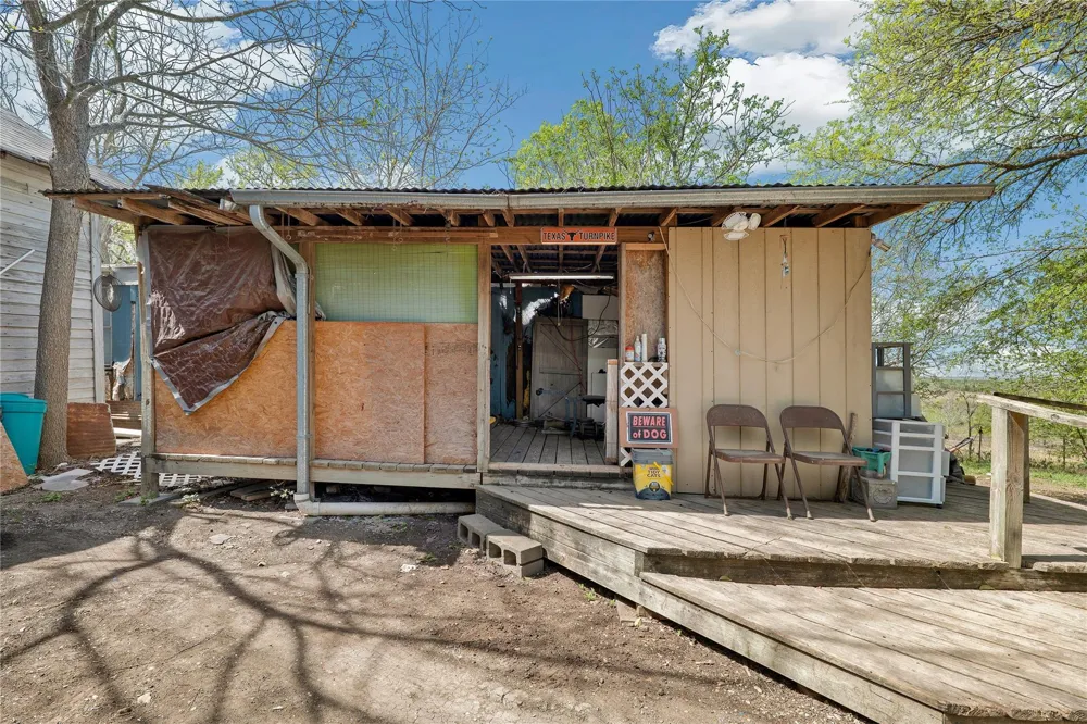 42 S Old Spanish Trail Uhland, TX 78640