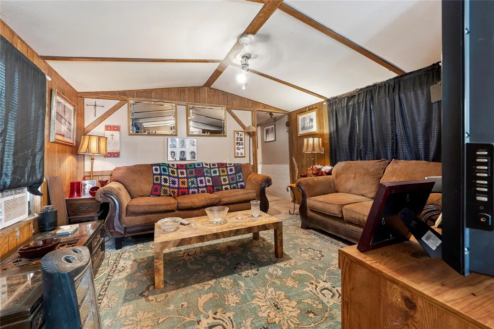 42 S Old Spanish Trail Uhland, TX 78640