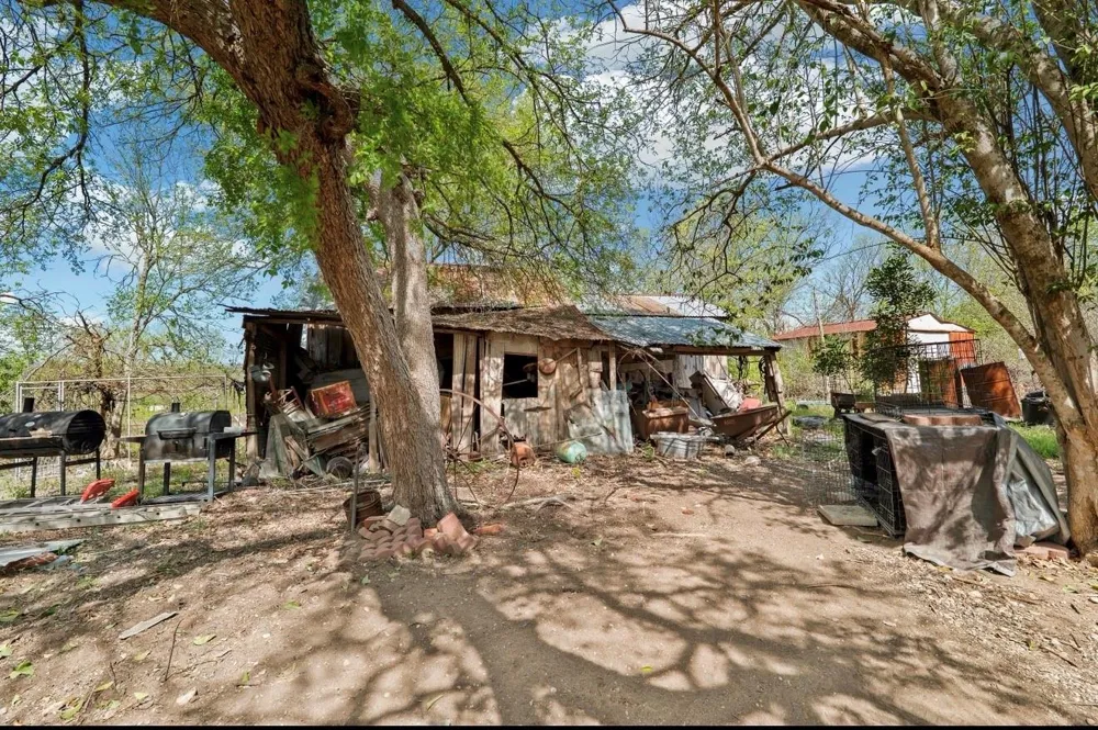 42 S Old Spanish Trail Uhland, TX 78640