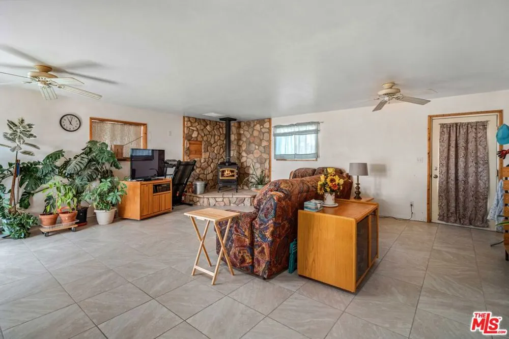 9750 W 70th Street Mojave, CA 93501