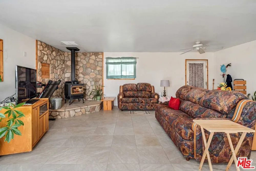 9750 W 70th Street Mojave, CA 93501