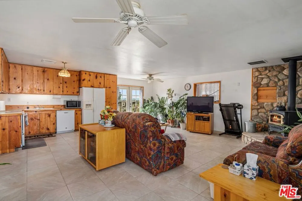 9750 W 70th Street Mojave, CA 93501