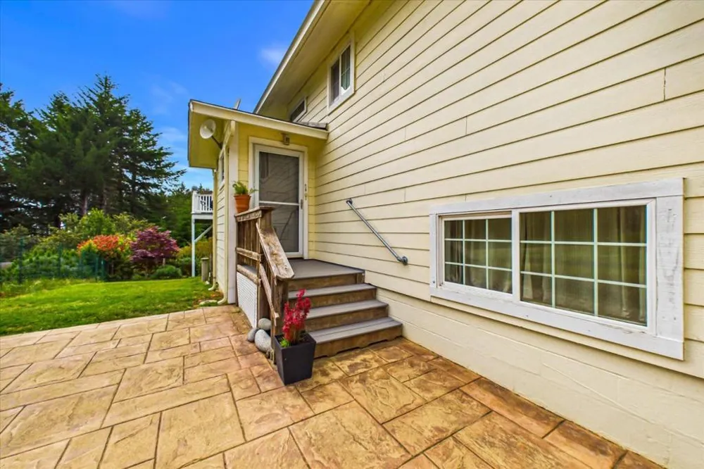 520 Redwood Road Whitethorn, CA 95589