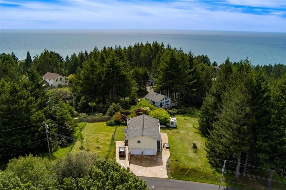 520 Redwood Road Whitethorn, CA 95589