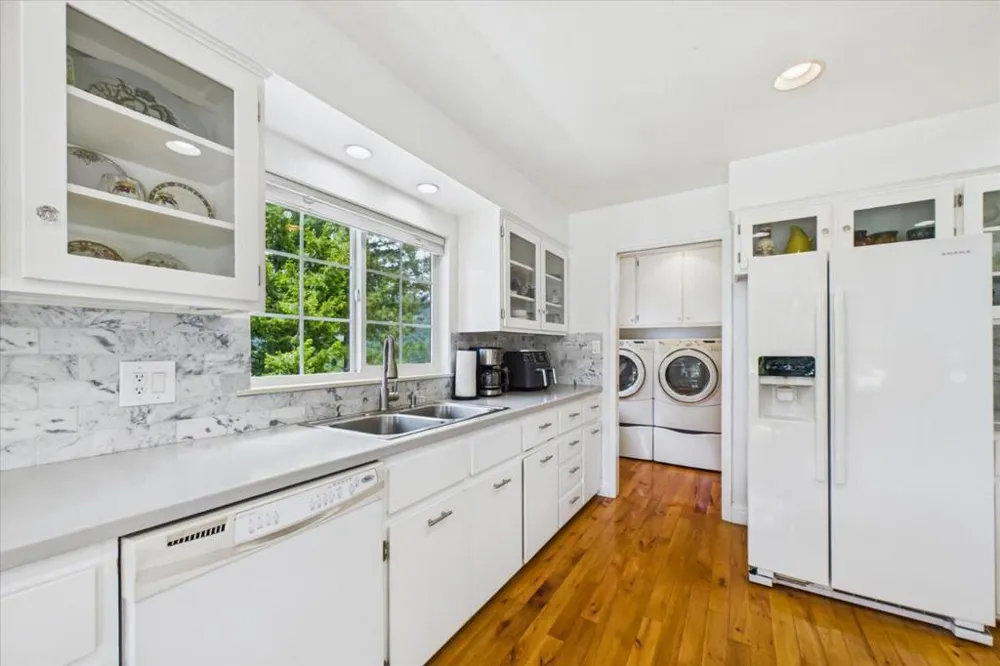 520 Redwood Road Whitethorn, CA 95589