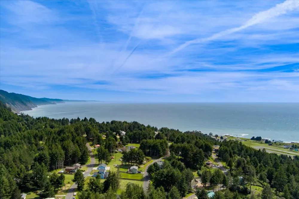 520 Redwood Road Whitethorn, CA 95589