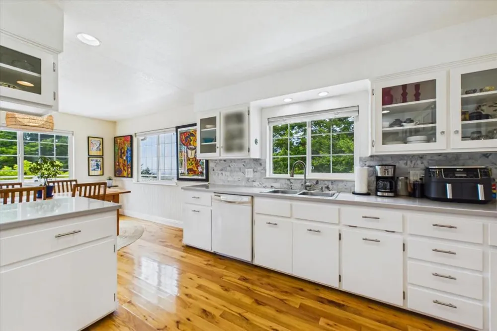 520 Redwood Road Whitethorn, CA 95589