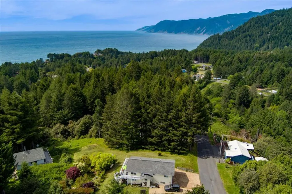 520 Redwood Road Whitethorn, CA 95589