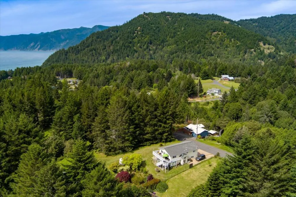 520 Redwood Road Whitethorn, CA 95589