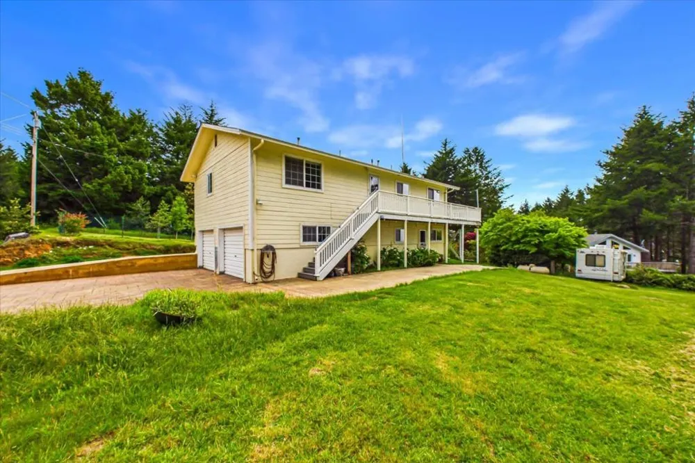 520 Redwood Road Whitethorn, CA 95589