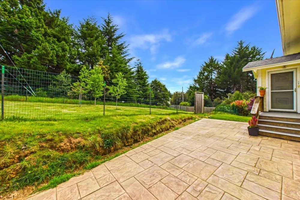 520 Redwood Road Whitethorn, CA 95589
