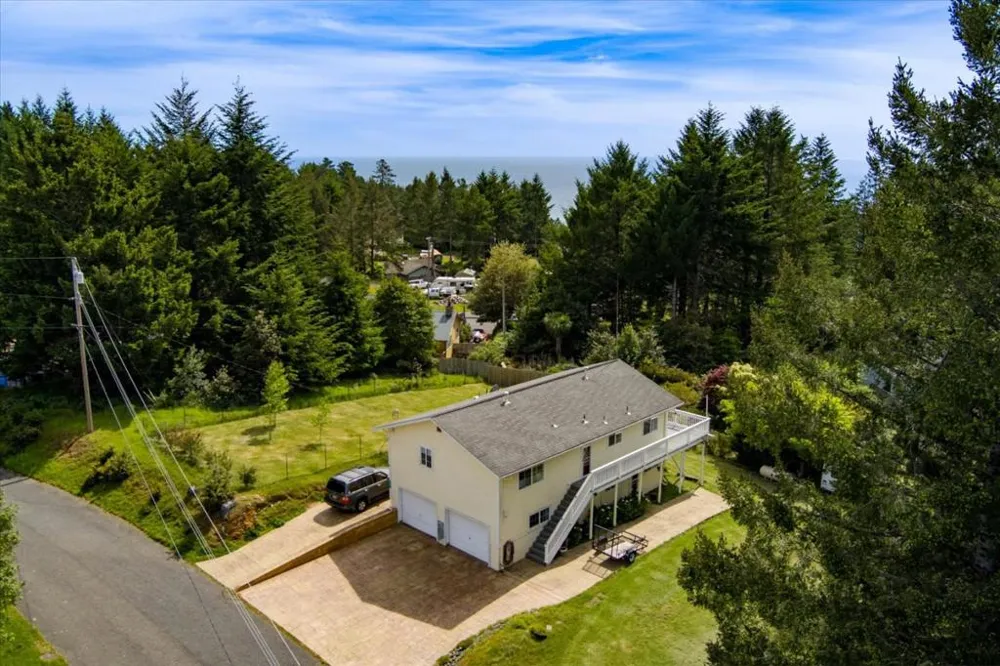 520 Redwood Road Whitethorn, CA 95589