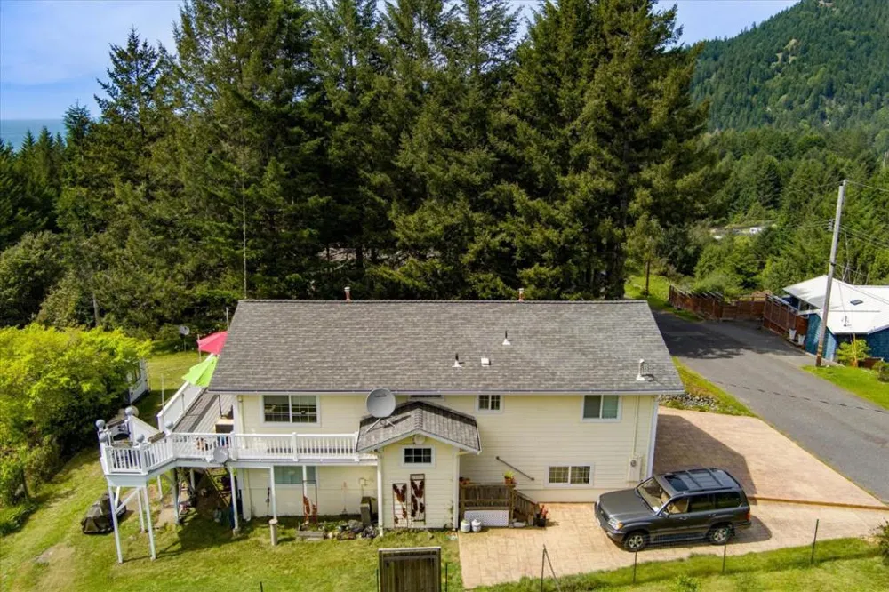 520 Redwood Road Whitethorn, CA 95589
