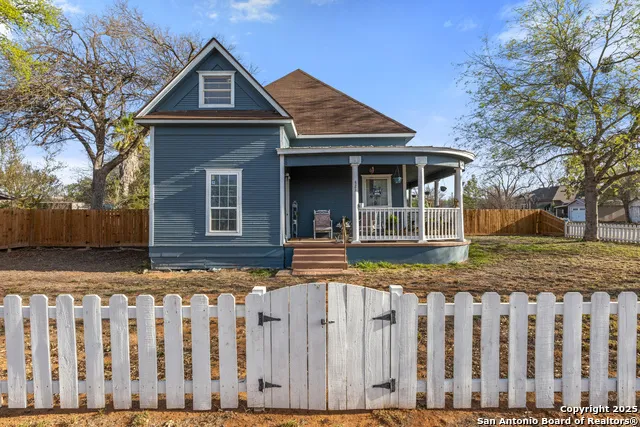 421 E Rio Grande Pearsall, TX 78061