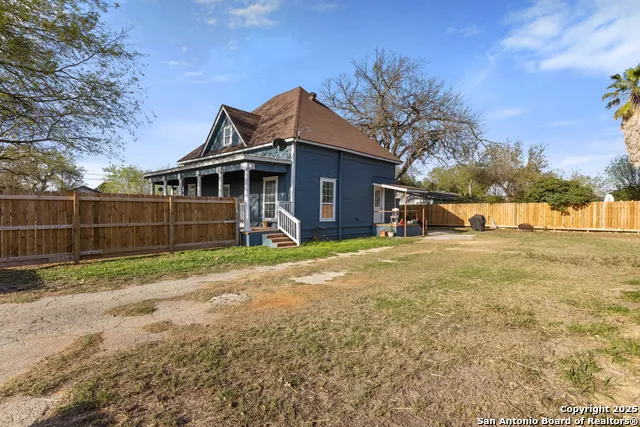 421 E Rio Grande Pearsall, TX 78061