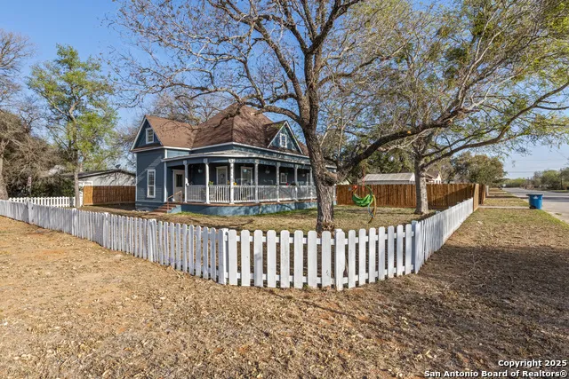 421 E Rio Grande Pearsall, TX 78061