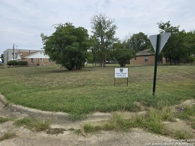 209 E 3RD Rockdale, TX 76567