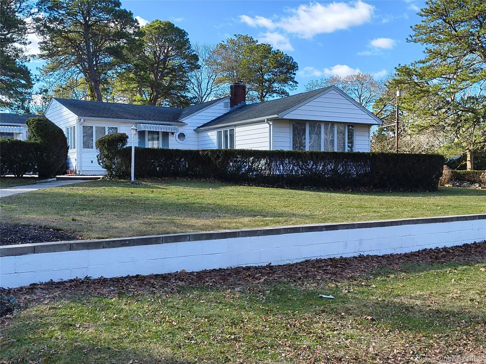 1 Washington Avenue E Hampton Bays, NY 11946