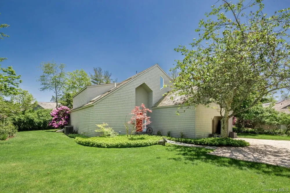 61 Huckleberry Lane East Hampton, NY 11937