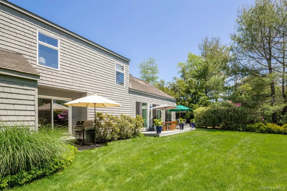61 Huckleberry Lane East Hampton, NY 11937