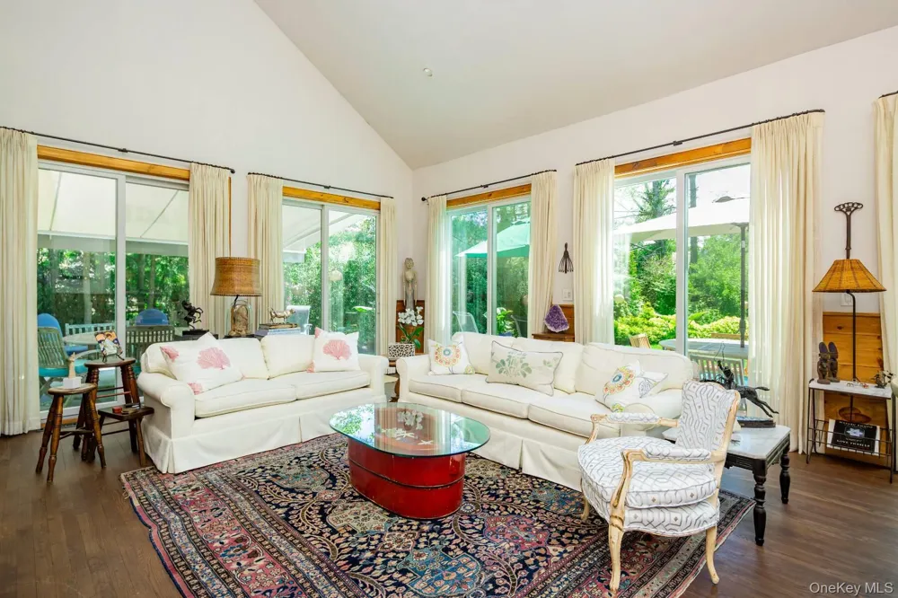 61 Huckleberry Lane East Hampton, NY 11937