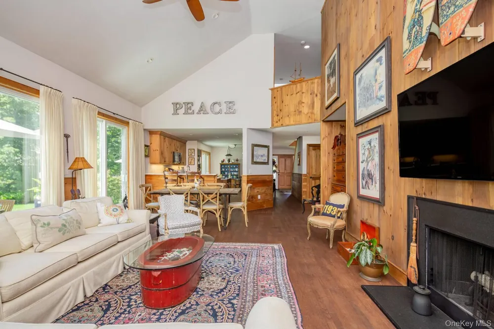 61 Huckleberry Lane East Hampton, NY 11937