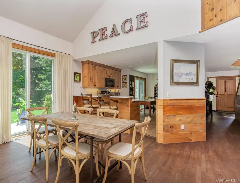 61 Huckleberry Lane East Hampton, NY 11937