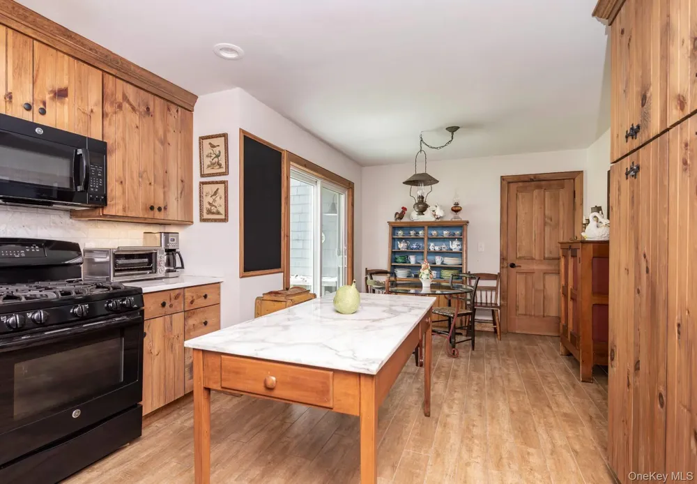 61 Huckleberry Lane East Hampton, NY 11937