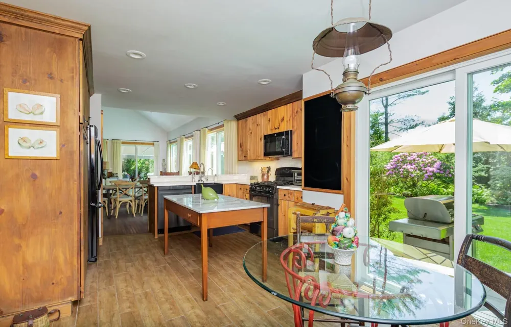 61 Huckleberry Lane East Hampton, NY 11937