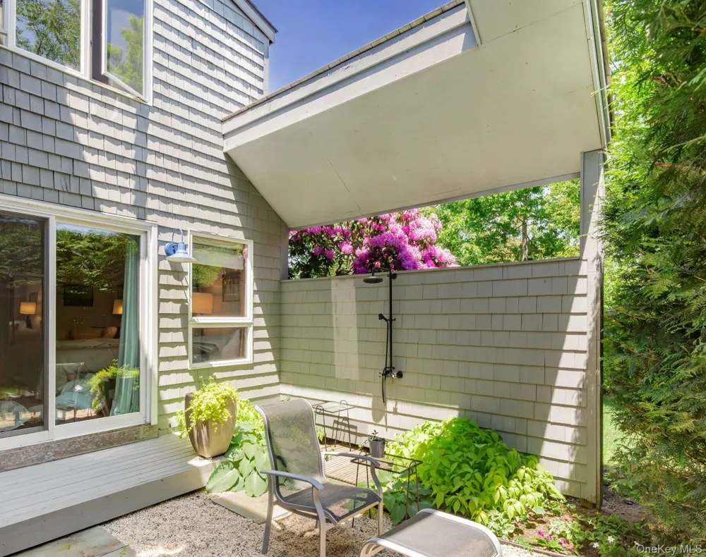 61 Huckleberry Lane East Hampton, NY 11937