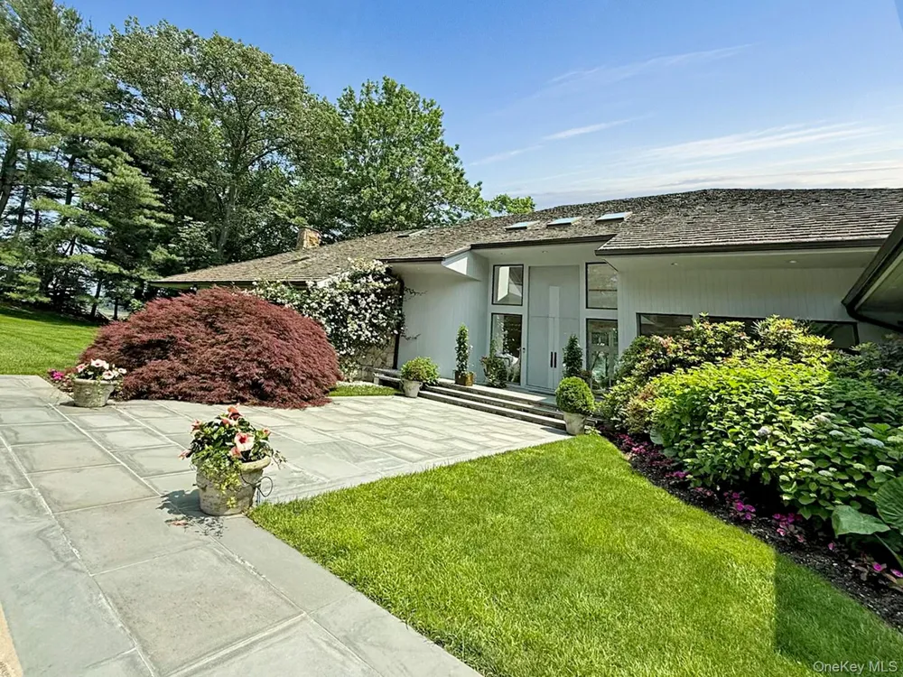 8 Mill Pond Lane Lattingtown, NY 11560